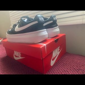 Nike shoes black and white size 10 women